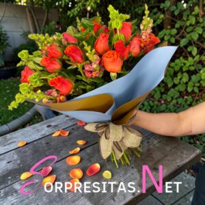 bouquet vibrante de rosas