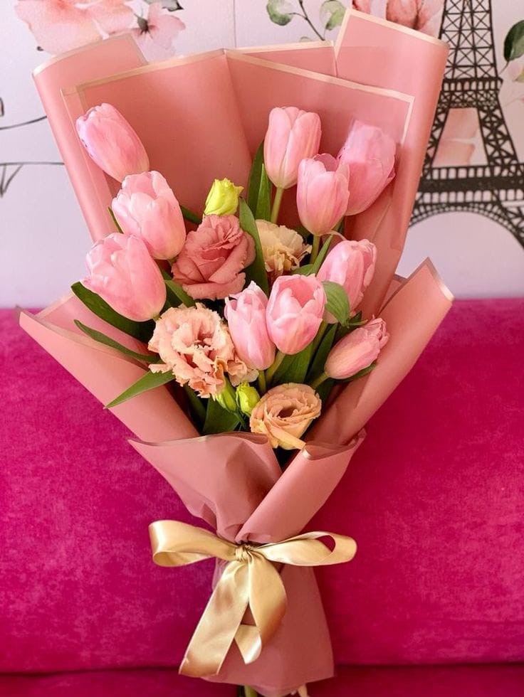 Ramo de tulipanes y rosas en tonos rosa para cumpleaños